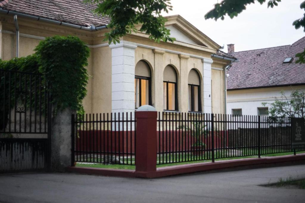Servus Vendeghaz 2 Lengyeltoti Luaran gambar